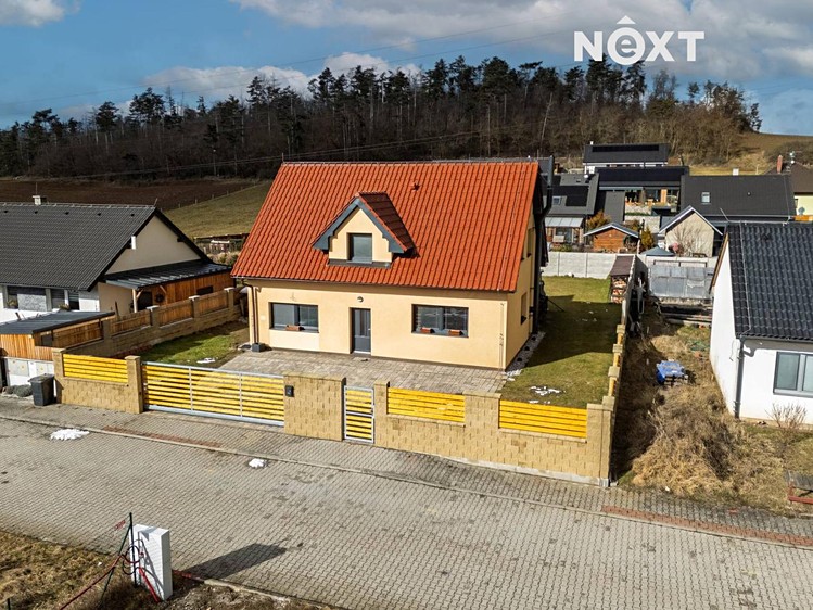 Prodej rodinného domu 130 m², pozemek 688 m² - foto 1