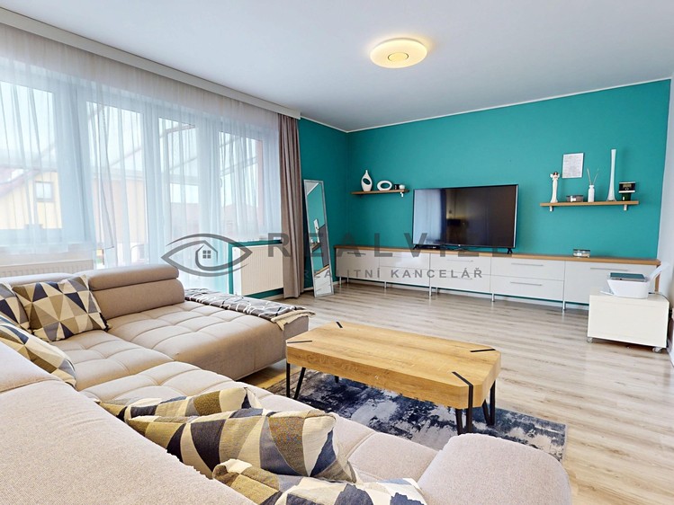 Prodej rodinného domu 205 m², pozemek 932 m² - foto 1