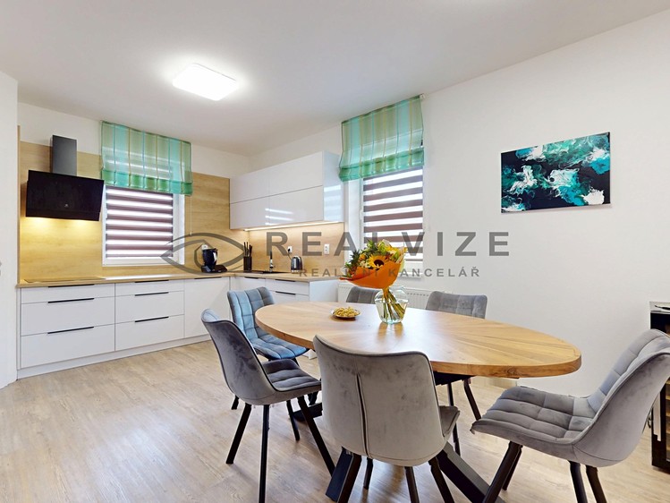Prodej rodinného domu 205 m², pozemek 932 m² - foto 2