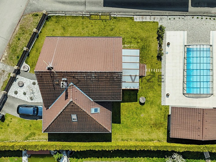 Prodej rodinného domu 205 m², pozemek 932 m² - foto 3