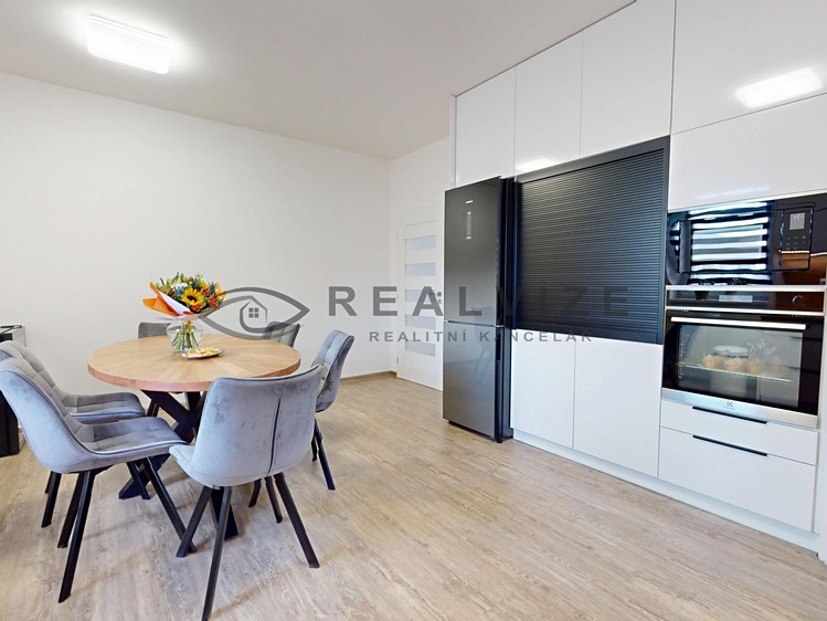 Prodej rodinného domu 205 m², pozemek 932 m² - foto 6