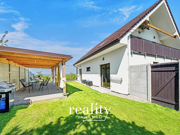 Prodej rodinného domu 205 m², pozemek 370 m² - foto 1