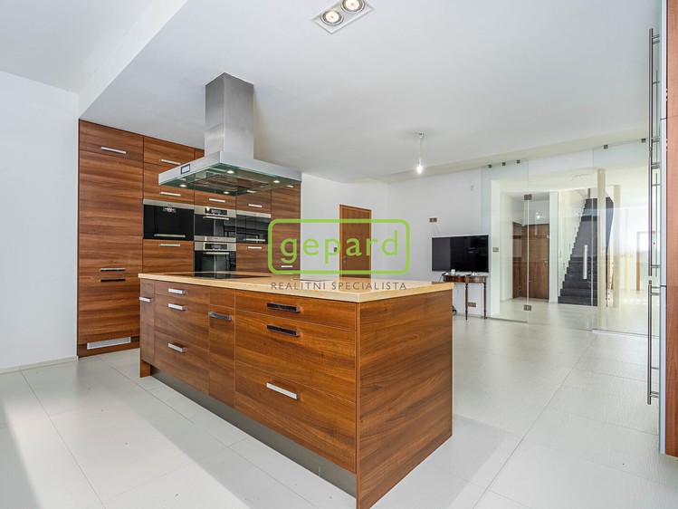 Prodej vily 636 m², pozemek 2 478 m² - foto 6