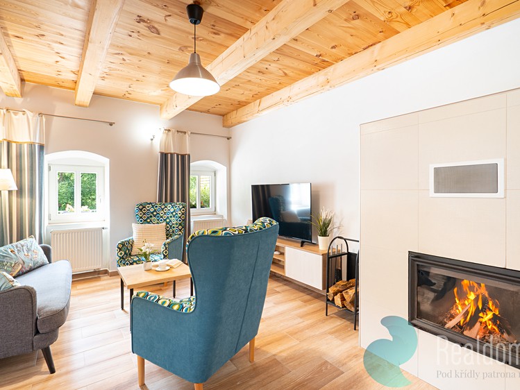 Prodej rodinného domu 302 m², pozemek 926 m² - foto 3