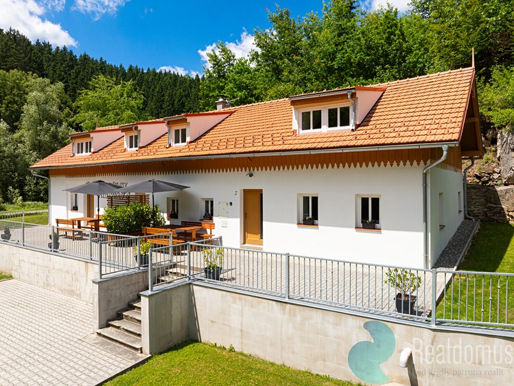 Prodej rodinného domu 302 m², pozemek 926 m² - foto 4