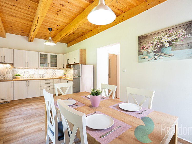 Prodej rodinného domu 302 m², pozemek 926 m² - foto 2