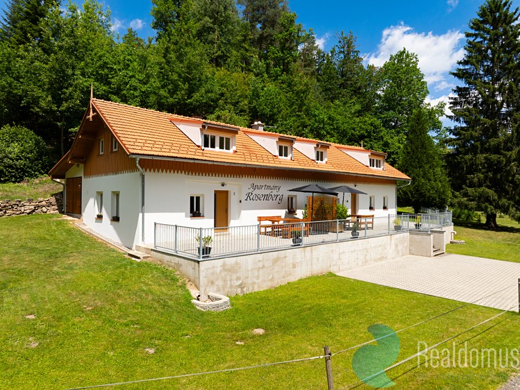 Prodej rodinného domu 302 m², pozemek 926 m² - foto 1