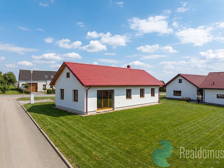Prodej rodinného domu 100 m², pozemek 1 021 m² - foto 1
