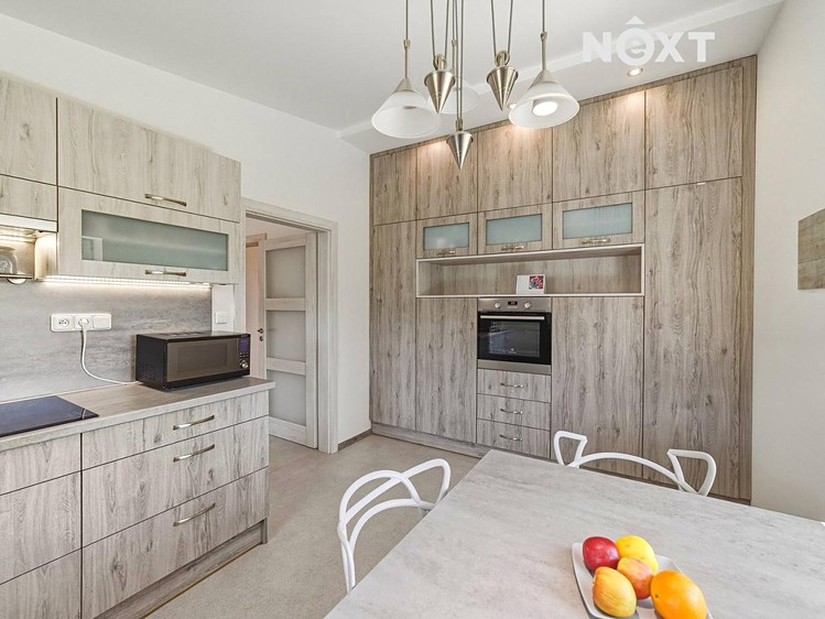 Prodej rodinného domu 227 m², pozemek 805 m² - foto 2