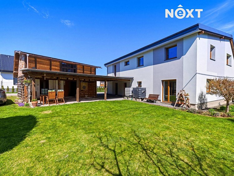 Prodej rodinného domu 227 m², pozemek 805 m² - foto 1
