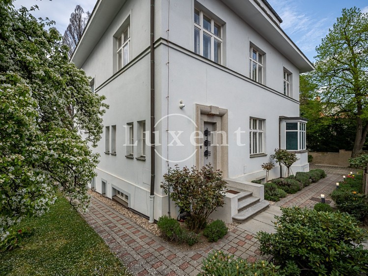 Prodej  vily 726 m², pozemek 945 m² - foto 4