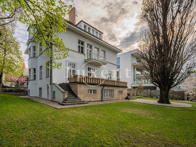 Prodej  vily 726 m², pozemek 945 m² - foto 3