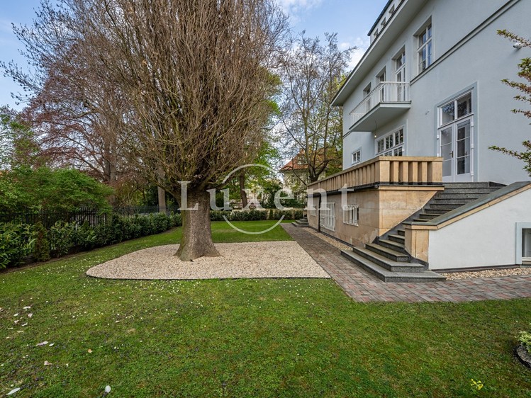 Prodej  vily 726 m², pozemek 945 m² - foto 5