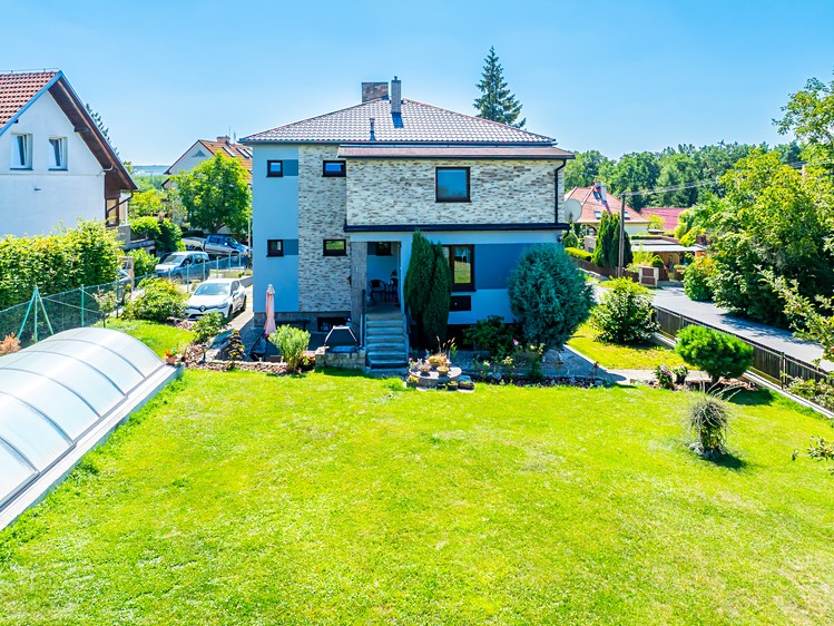 Prodej rodinného domu 254 m², pozemek 760 m² - foto 1