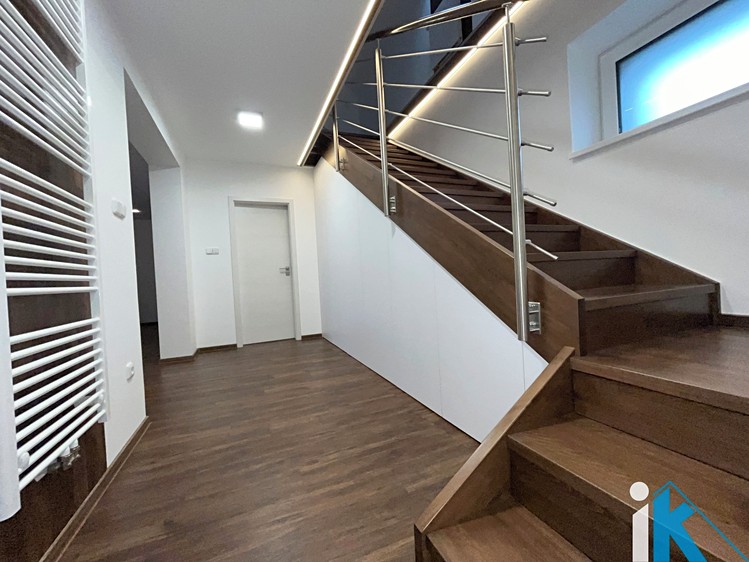 Prodej rodinného domu 169 m², pozemek 951 m² - foto 2