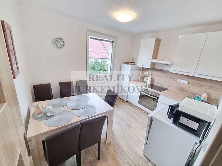 Prodej vícegeneračního domu 200 m², pozemek 447 m² - foto 2