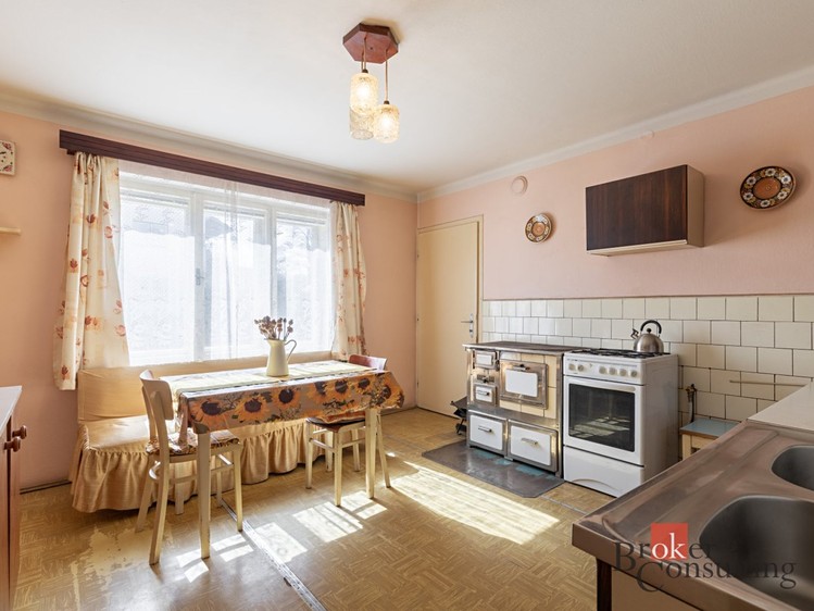 Prodej rodinného domu 259 m², pozemek 1 158 m² - foto 4