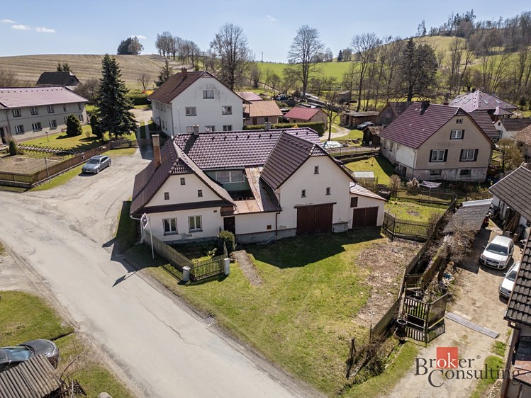 Prodej rodinného domu 259 m², pozemek 1 158 m² - foto 2