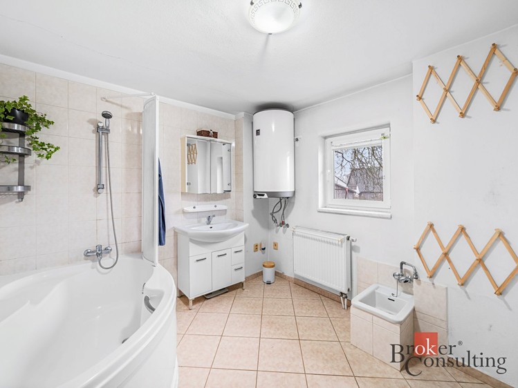 Prodej rodinného domu 197 m², pozemek 1 522 m² - foto 3