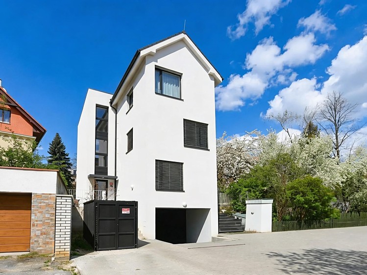 Prodej vícegeneračního domu 272 m², pozemek 134 m² - foto 1