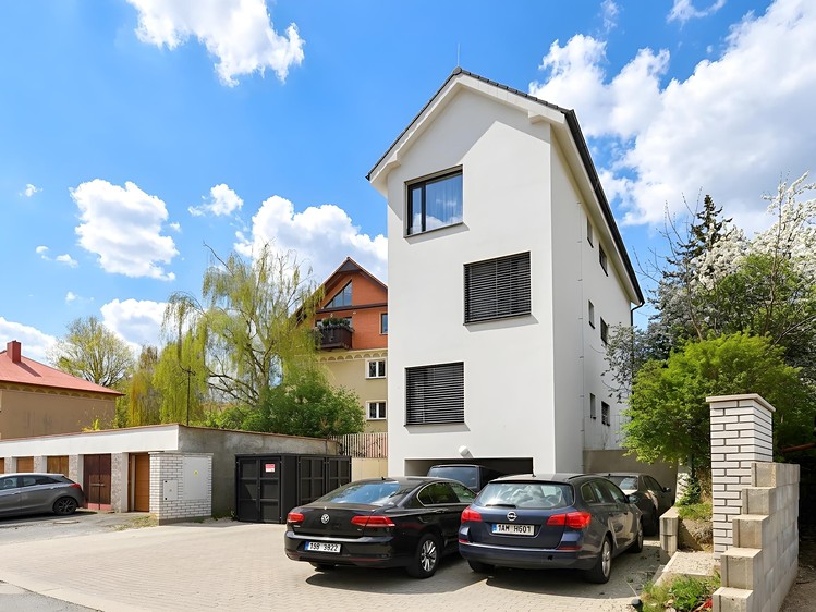 Prodej vícegeneračního domu 272 m², pozemek 134 m² - foto 2