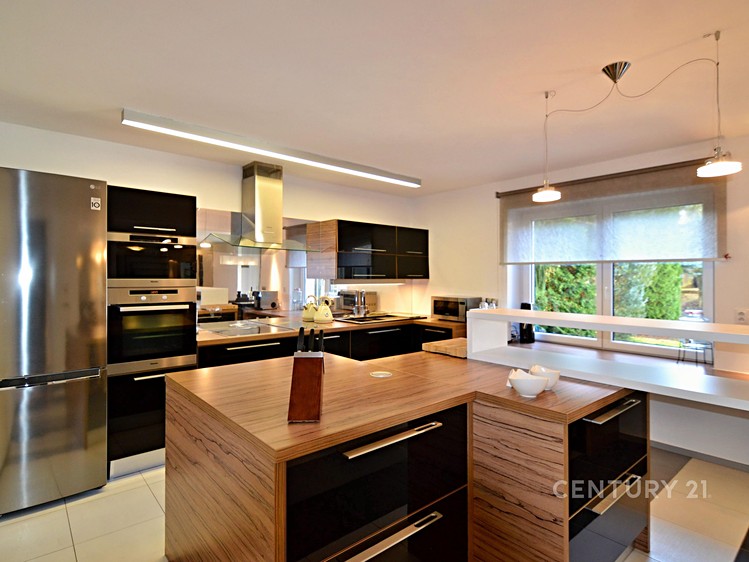 Prodej vícegeneračního domu 830 m², pozemek 1 011 m² - foto 3