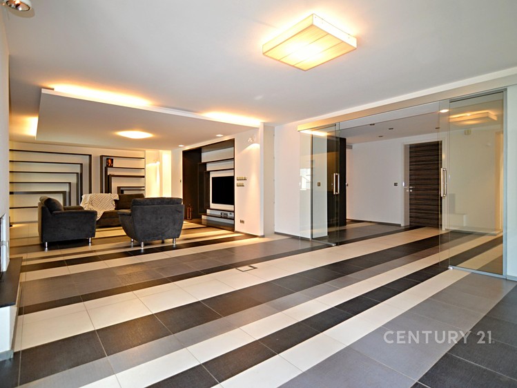 Prodej vícegeneračního domu 830 m², pozemek 1 011 m² - foto 8