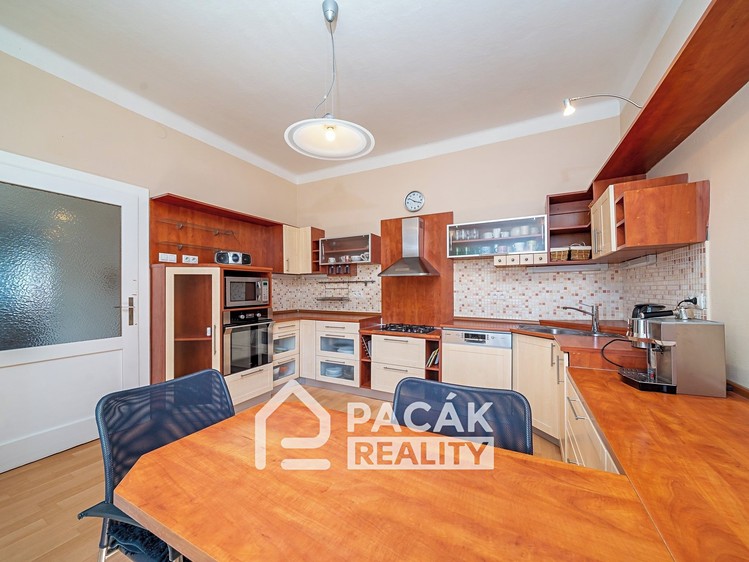 Prodej rodinného domu 700 m², pozemek 1 000 m² - foto 3