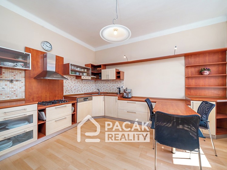 Prodej rodinného domu 700 m², pozemek 1 000 m² - foto 1
