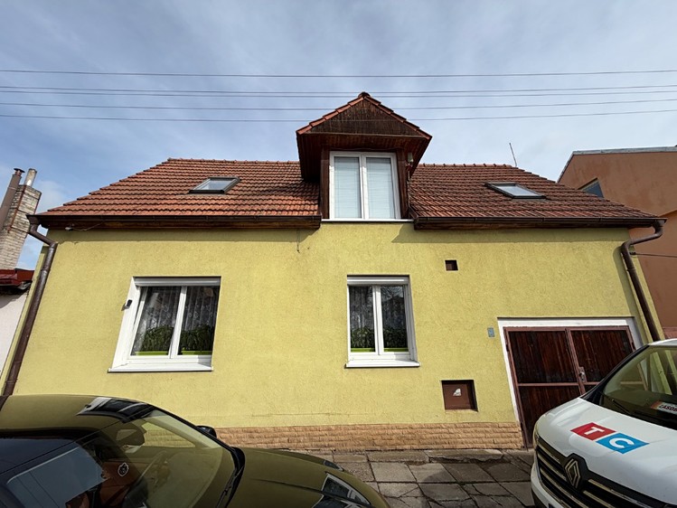 Prodej rodinného domu 288 m², pozemek 382 m² - foto 1