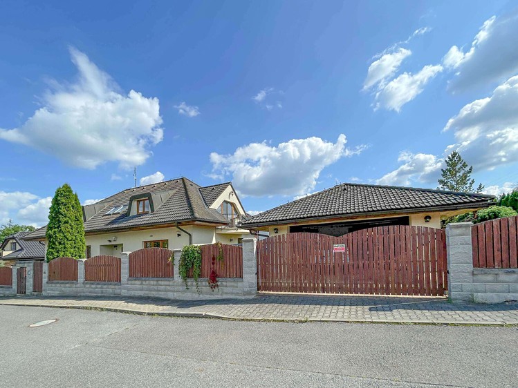 Pronájem rodinného domu 345 m², pozemek 958 m² - foto 3