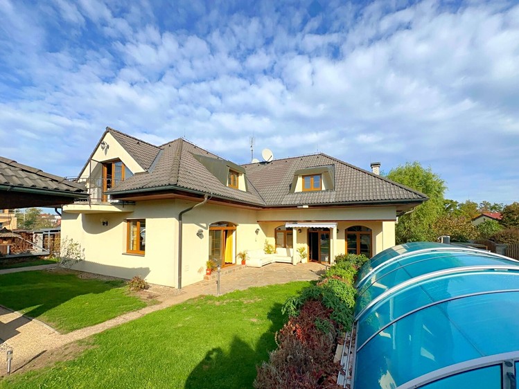 Pronájem rodinného domu 345 m², pozemek 958 m² - foto 1