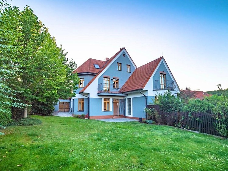 Pronájem rodinného domu 250 m², pozemek 606 m² - foto 3