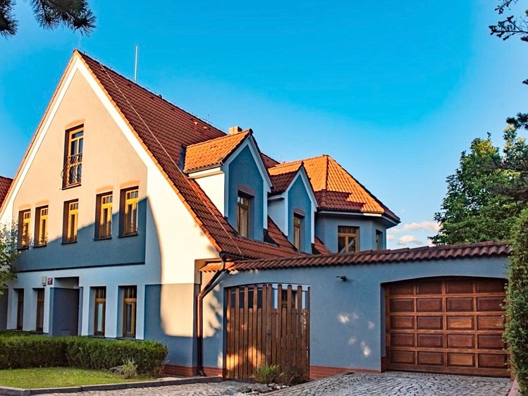 Pronájem rodinného domu 250 m², pozemek 606 m² - foto 1
