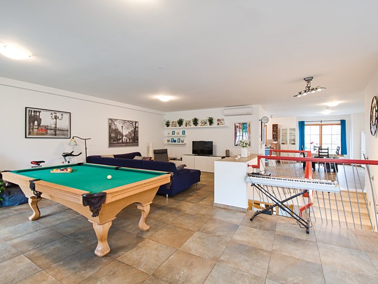 Pronájem rodinného domu 350 m², pozemek 226 m² - foto 1