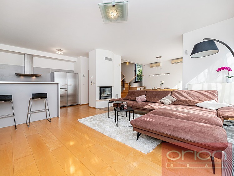 Pronájem rodinného domu 289 m², pozemek 264 m² - foto 2