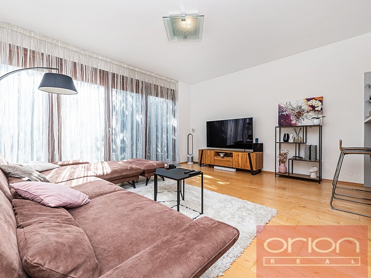 Pronájem rodinného domu 289 m², pozemek 264 m² - foto 4