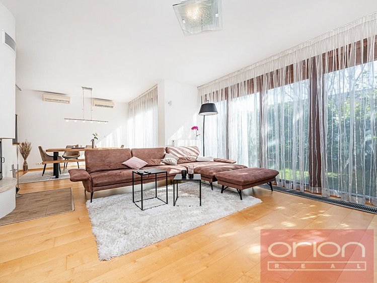 Pronájem rodinného domu 289 m², pozemek 264 m² - foto 1