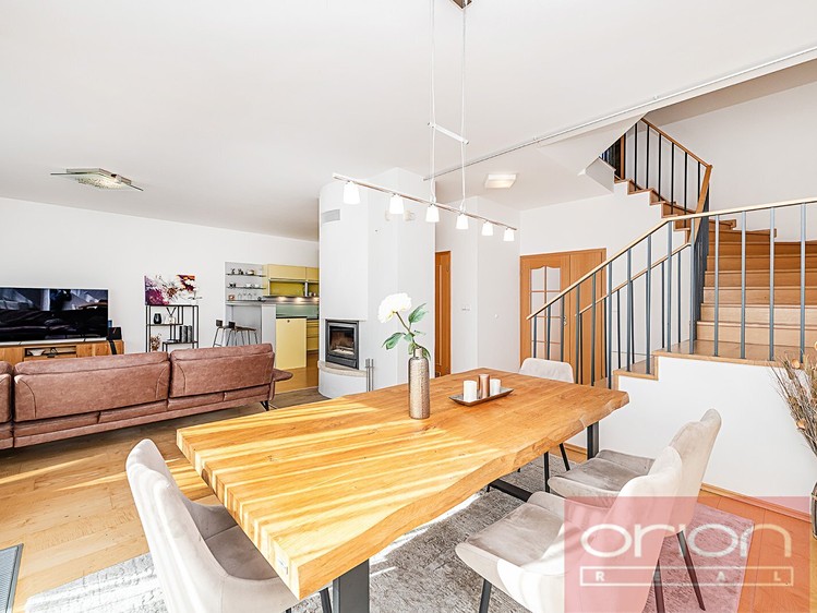 Pronájem rodinného domu 289 m², pozemek 264 m² - foto 7