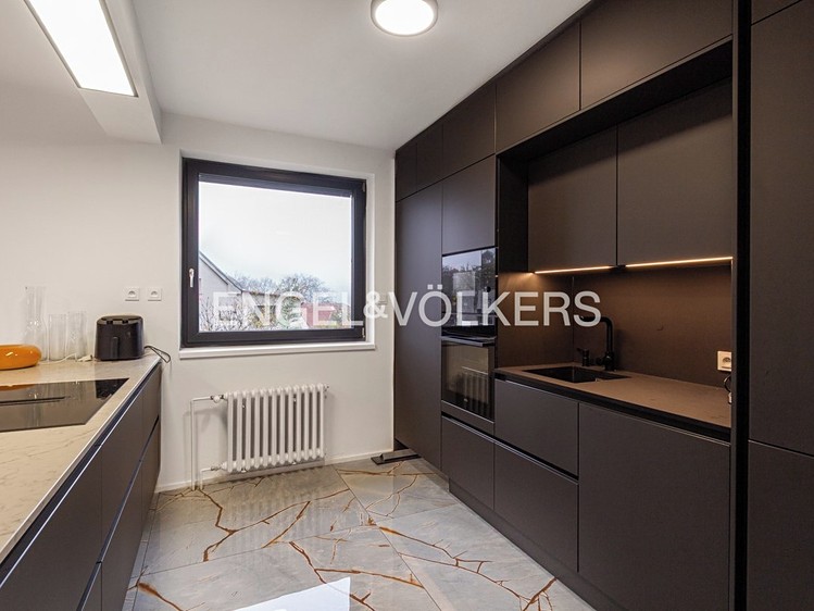 Pronájem rodinného domu 345 m², pozemek 680 m² - foto 3