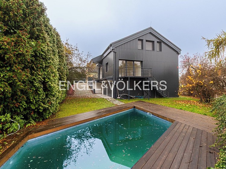Pronájem rodinného domu 345 m², pozemek 680 m² - foto 1
