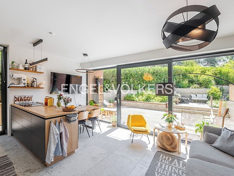 Pronájem rodinného domu 121 m², pozemek 388 m² - foto 1