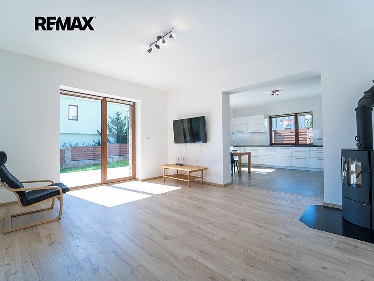 Pronájem rodinného domu 209 m², pozemek 798 m² - foto 3