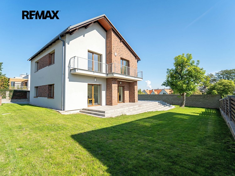 Pronájem rodinného domu 209 m², pozemek 798 m² - foto 1