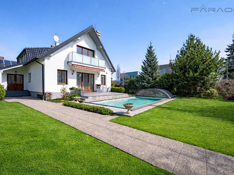 Pronájem vily 350 m², pozemek 800 m² - foto 1