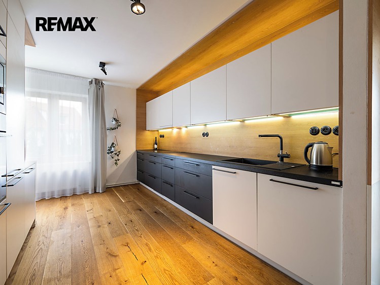 Pronájem rodinného domu 149 m², pozemek 688 m² - foto 1