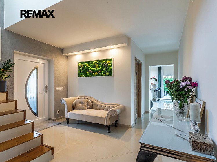 Pronájem rodinného domu 273 m², pozemek 1 040 m² - foto 4