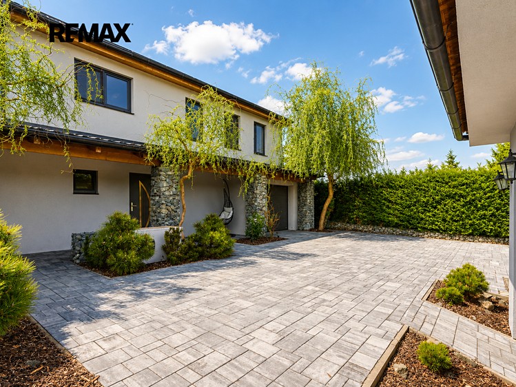 Pronájem rodinného domu 273 m², pozemek 1 040 m² - foto 2