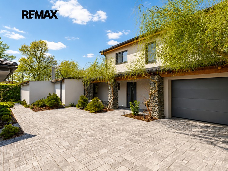 Pronájem rodinného domu 273 m², pozemek 1 040 m² - foto 1