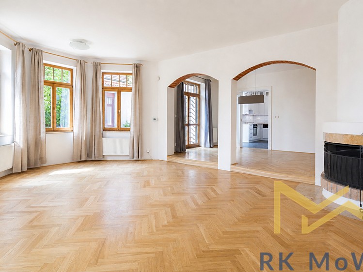 Pronájem rodinného domu 250 m², pozemek 606 m² - foto 1